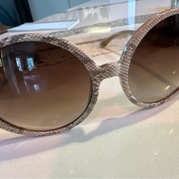 Tory Burch ivory cream snakeskin round oversized sunglasses - Picture 3 of 5